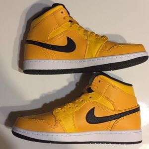 Air Jordan 1 MID university gold